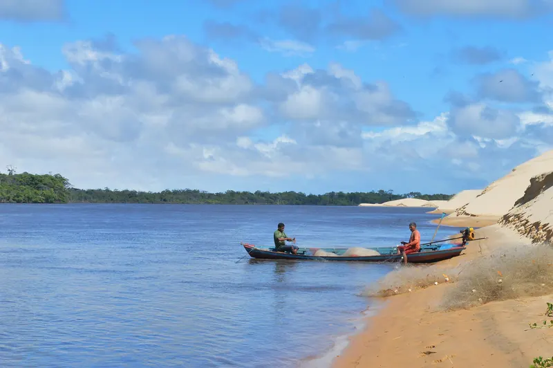 Canoa no Rio Preguiças junto às dunas de Caburé