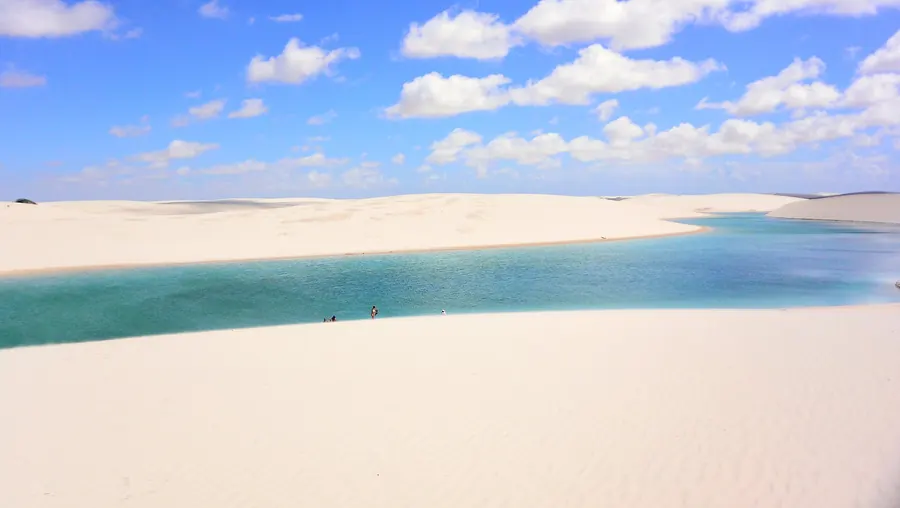 Lagoa Azul de águas turquesa entre dunas nos Lençóis Maranhenses