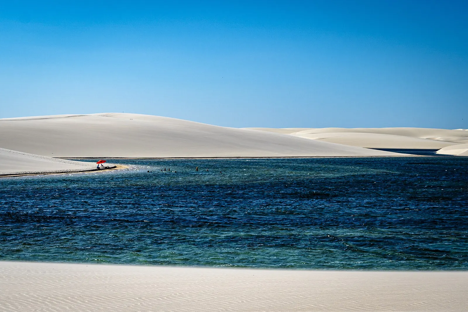 Lagoa azul entre dunas brancas nos Lençóis Maranhenses