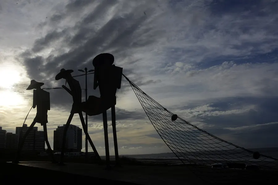 Monumento aos pescadores na orla de São Luís ao entardecer