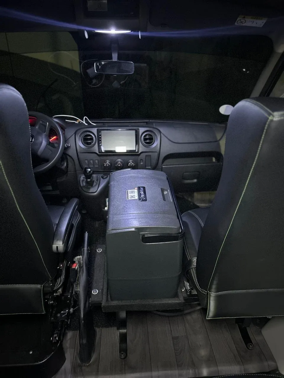 Cabine da van com central multimídia