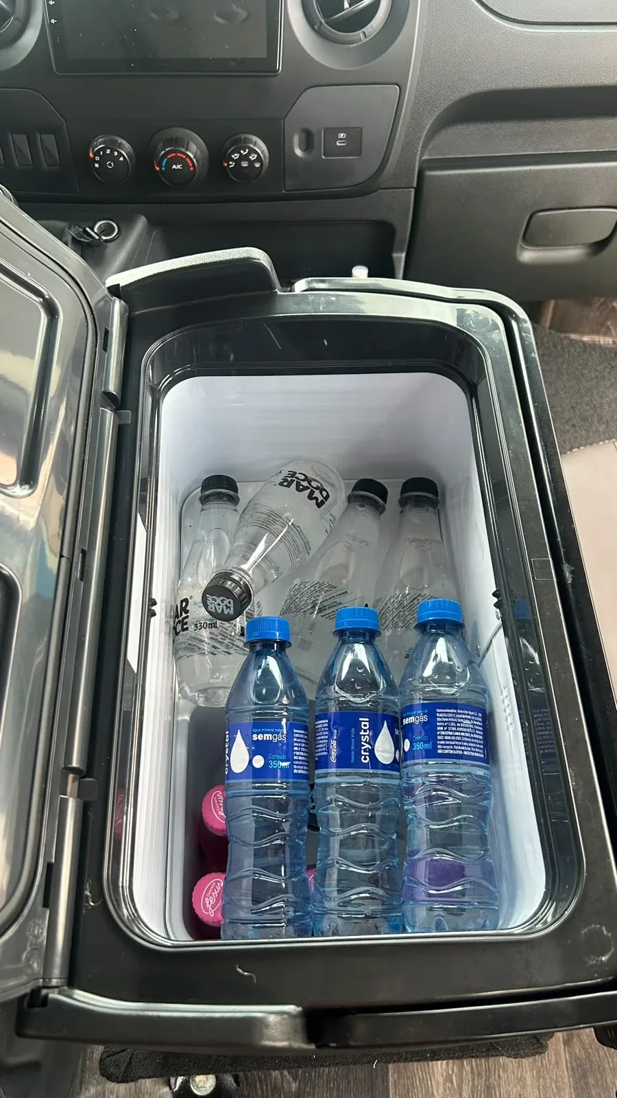 Frigobar com garrafas de água gelada